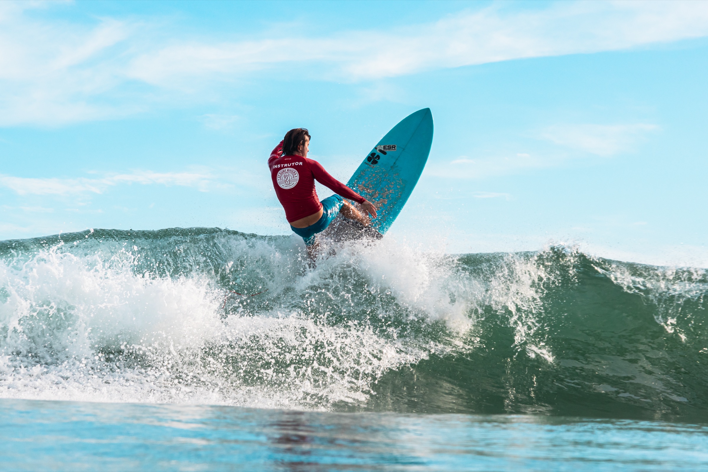 Surfista pegando uma onda na Riviera de São Lourenço